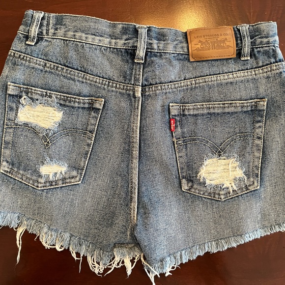 Original Levi’s denim shorts - Picture 2 of 3
